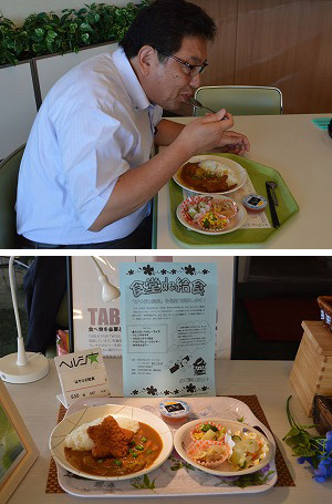 藤田中央区長がはやぶさ給食を食べている様子とはやぶさ給食の写真