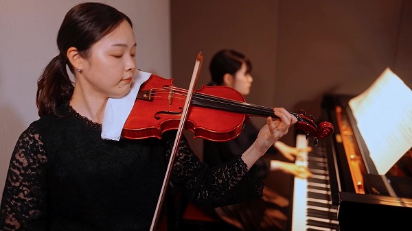 ヴァイオリンを弾いている写真