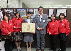 光が丘地区交通安全母の会と区長の記念写真