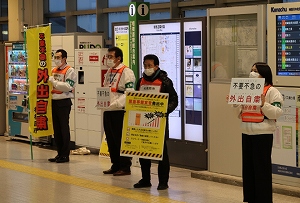 JR 相模原駅で活動中の写真