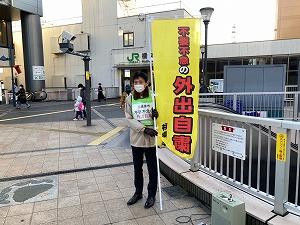 緊急事態宣言発出に伴い、外出自粛の啓発活動を行っている様子の写真