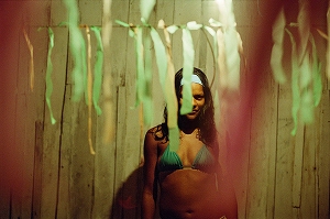 ルイス・ブラガ「リボンの間の女性」2003年 Luiz Bragaの写真