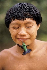 ローサ・ガウディターノ「ハチドリとヤノマミ族の若者（ロライマ州、デミニ村）」1991年 Rosa Gautitanoの写真