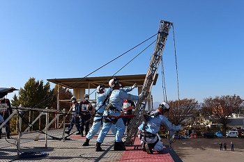 低い所から地上に救出する技術「はしごクレーン救助」により救出する様子