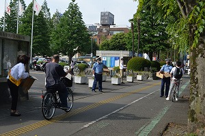 中央区自転車マナーアップキャンペーンの様子の写真