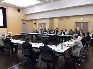 写真：広域交流拠点基本計画検討委員会の様子