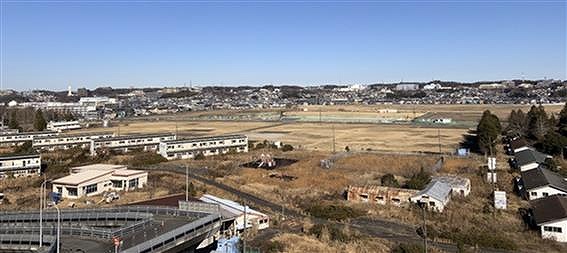 写真：JR相模原駅側から望む一部返還地。写真中央から奥は相模原スポーツ・レクリエーションパーク等。米軍基地の際に使用していていた建物も一部現存している。