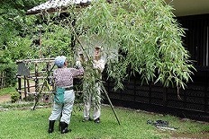 笹竹を設営　写真