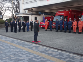 発隊式での本村市長訓示　写真