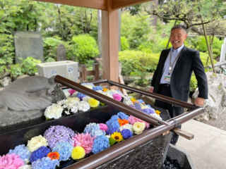 花手水と区長　写真