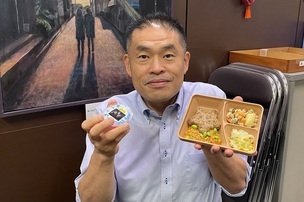 給食と区長 写真