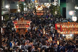 人波に浮かぶ神輿 写真