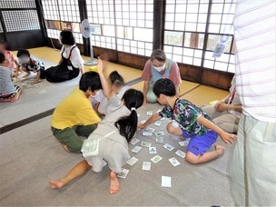 田名かるたで勝負中　写真