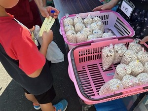 袋に詰められたポン菓子　写真