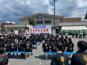 お揃いのTシャツ姿　写真