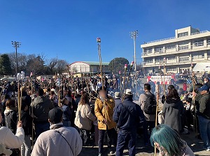 長い串に刺されて焼けた団子 写真
