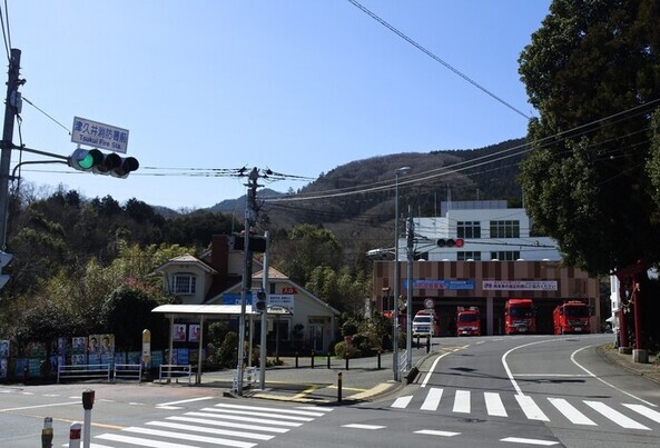 津久井消防署前交差点（国道412号）から消防庁舎　写真