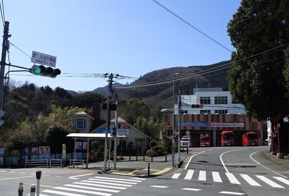 津久井消防署前交差点(国道412号)から消防庁舎 写真