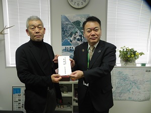 小島盛生会長と区長　写真