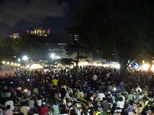 夜の会場　写真