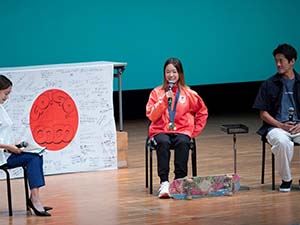 壇上での吉沢 恋選手