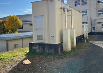 避難所の緊急遮断付受水槽の位置を確認した様子の写真