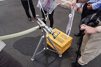 市民の人向けに給水袋へ給水する様子の写真