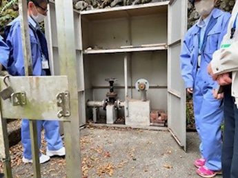 配水池の設備・場所を確認する様子の写真