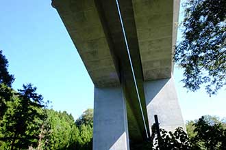 古道より望む橋梁