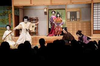 「菅原伝授手習鏡　寺子屋の段」歌舞伎　左の役者が踏み出す