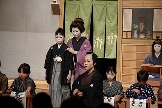 「菅原伝授手習鏡　寺子屋の段」歌舞伎　手を添えられた子が演じる