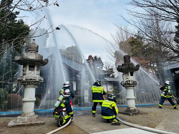 本堂への一斉放水の写真