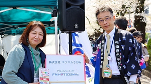 ラジオ生放送を終えた区長の写真