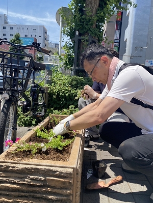 花植えする様子