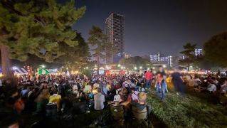 ステージを楽しむ来場者