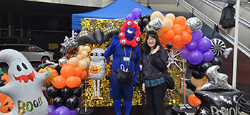 ミャクミャクの仮装者と一緒に写真撮影