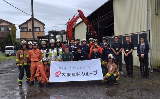 協力者と消防員の集合写真