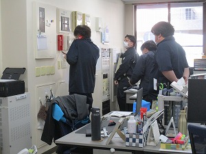 従業員による119番通報の様子　訓練風景