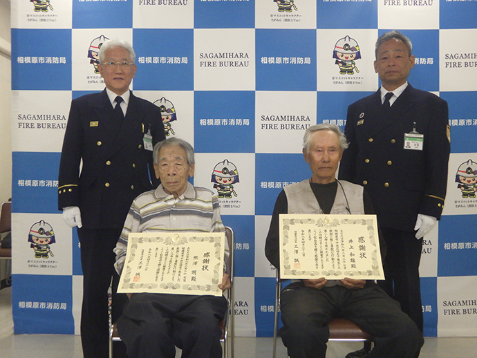 （前列左から）熊澤　明様、井上　和雄様（後列左から）加藤署長、安室警備課長