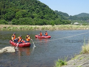ゴムボート操船訓練の様子