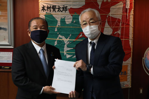 審議会会長から市長への答申を渡す写真