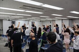 掛け声で気合いを入れている写真