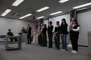 相模女子大学生が制作した動画を視聴している写真