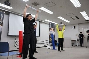 タオルを使ったエクササイズをしている写真